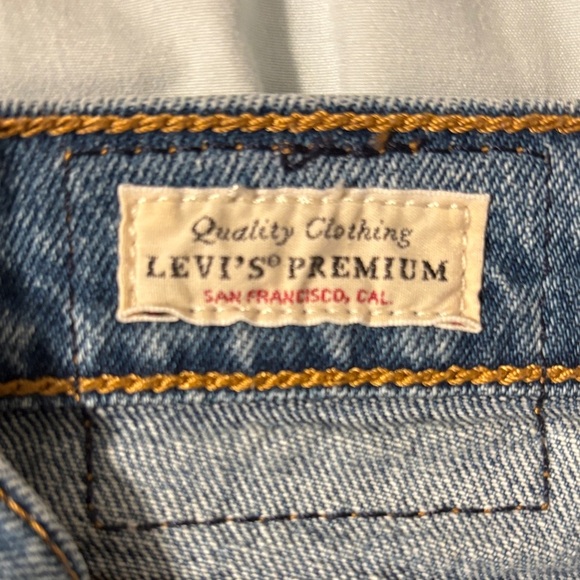 Levi's Women’s Wedgie Straight Fit Button Fly Cropped Jeans Distressed Size 27 - Picture 6 of 11